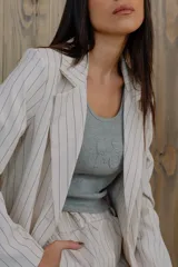 Musculosa gris de algodón con cuello redondo y logo bordado en el pecho.