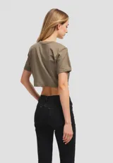 Remera negra cropped de algodón con cuello redondo y mangas cortas. Estampado frontal con alas y texto 'Los Angeles'.