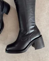 Bota de cuero gris con punta cuadrada y diseño de estilo western.