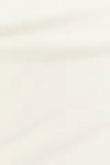 Remera de manga francesa, color blanco hueso, con cuello redondo y tejido de punto elástico suave.