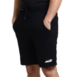 Short negro con estampado de logo en la pierna y cintura elástica con cordón ajustable.