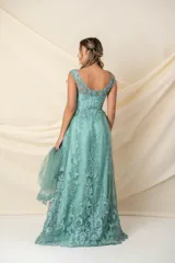 Vestido largo de fiesta color verde seco, confeccionado en tul bordado con hilo de seda. Diseño de falda amplia con bolsillos. Incluye chal con el mismo bordado.