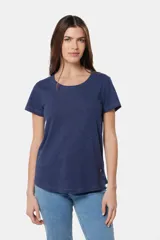 Remera azul de algodón y poliéster, de corte recto, cuello redondo y manga corta.