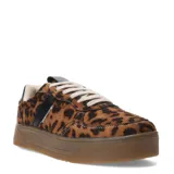 Zapatillas deportivas con estampado animal print de leopardo en tonos marrones y negros, con cordones blancos y suela marrón.