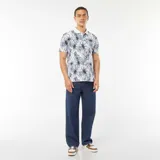 Remera polo de piqué de algodón blanca con estampado de hojas en azul y cuello blanco.