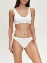 Vedetina blanca de corte clásico y cobertura total, confeccionada en tejido seamless.