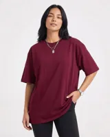 Remerón oversize de algodón color bordó, con cuello redondo y mangas cortas amplias.