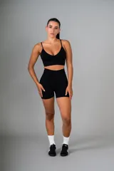 Top deportivo sin mangas de ajuste cómodo, en color beige.