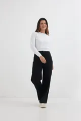 Sweatshirt azul marino de corte cropped y manga larga.