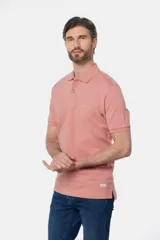 Remera polo piqué lisa color salmón, con cuello en rib y botones personalizados.
