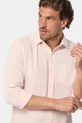 Camisa de lino blanca de manga larga, con bolsillo en el pecho con logo bordado y botones personalizados.