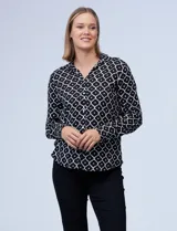 Camisa estampada en blanco y negro, con cuello con solapa y escote en V, abertura central con botones, de la marca Alex & Jordan.