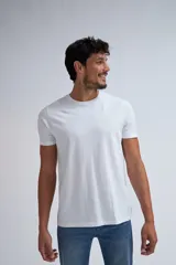 Remera blanca de algodón con cuello redondo y mangas cortas.