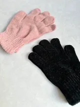 Guantes de lana en color rosa y negro, con diseño clásico y texturizado.