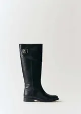 Bota alta de cuero negro, sin cierre y con punta redonda.