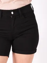 Short de jean negro con ruedo desflecado.