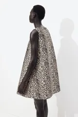 Vestido corto evasé sin mangas en tejido jacquard brillante con estampado de leopardo. Tiene escote redondo, abertura de cerradura con botón oculto atrás y forro interior.