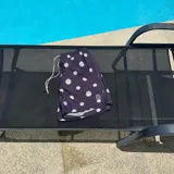 Short de baño negro con estampado de margaritas blancas, cintura elástica con cordón ajustable y logo de la marca en la pierna derecha.