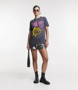 Short plateado metalizado, de corte runner, con cintura elástica, bolsillos laterales y bajo redondeado.