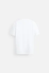Camiseta slim fit de cuello redondo y manga corta, confeccionada en tejido de algodón con elasticidad.