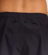 Bermuda deportiva de poliéster color gris oscuro, modelo running, con cintura elástica ajustable con cordón interno, bolsillo trasero con cierre y estampado degradado.