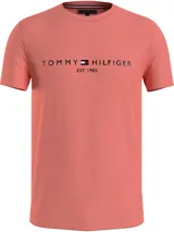 Remera color salmón de algodón con cuello redondo y logo de Tommy Hilfiger bordado en el pecho.