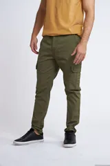 Pantalón cargo slim fit en color verde militar, con cierre y botones, y bolsillos laterales.