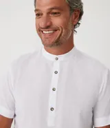 Camisa blanca de lino con cuello mao, manga corta y abotonadura parcial.