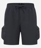 Bermuda cargo para hombre, color negro, confeccionada en tejido tecnológico de poliamida. Presenta cintura elástica con cordón ajustable y bolsillos laterales funcionales.