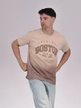 Remera beige con degradé marrón en la parte inferior y estampado con la palabra "Boston" en marrón.