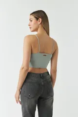 Top de breteles finos color rosa viejo, con escote fruncido y cordón ajustable.