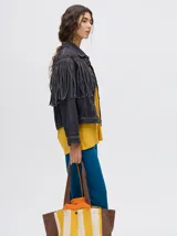 Campera de jean negra con flecos en la parte delantera y cuello camisero.