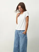 Remera blanca de algodón con cuello redondo y detalle de strass plateado.