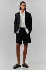 Short negro de corte recto, con cintura elástica ajustable con cordón, bolsillos laterales y bolsillo trasero.