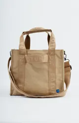Cartera tipo tote bag color beige con correa larga ajustable y doble asa corta.