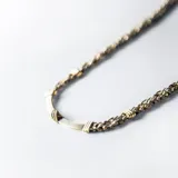 Gargantilla de plata con eslabones gruesos y detalles en oro.