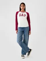 Remera rosa de algodón con logo GAP estampado en blanco en el pecho y mangas largas.