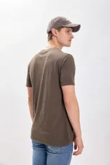 Remera de manga corta color verde militar con tejido slub.