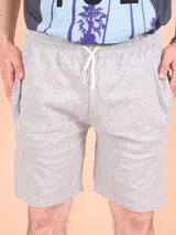 Short deportivo gris con cintura elástica ajustable con cordón.