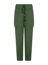 Pantalón jogger verde de tejido de punto con corte recto, cintura con trabillas y cordón ajustable con puntas de madera. Presenta bolsillos laterales con solapa y pespuntes.