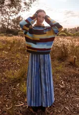 Pantalón de jean de corte amplio con rayas verticales azules y blancas.