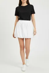 Minifalda blanca con diseño abullonado y cintura elastizada.