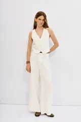 Pantalón oxford de viscosa color crudo.