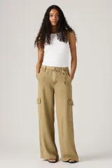 Pantalón cargo color arena, de corte amplio, con bolsillos laterales y cinturón con hebilla metálica.