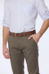 Pantalón de vestir azul marino, de corte recto, con bolsillos laterales y traseros. Se ajusta a la cintura con cinturón de cuero marrón.