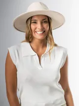 Chomba blanca estilo polo, tejida en hilo italiano súper elastizado y sin mangas.