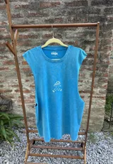 Musculosa sin mangas color negro con efecto gastado (acid wash) y un pequeño estampado frontal de una figura humanoide con sombrero de hongo.