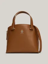 Cartera tote pequeña color marrón con doble asa corta y correa larga extraíble y ajustable. Cierre superior con cremallera, bolsillo interno con cremallera y logo metálico dorado en el frente.