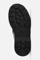 Mocasín de cuero color marrón oscuro, con antifaz y suela track de goma negra.