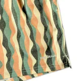 Short de baño para hombre con elástico en la cintura, tres bolsillos (dos laterales y uno trasero), tela con 10% spandex y secado rápido con doble costura de seguridad, interior con mesh hipoalergénico y accesorios waterproof. Diseño con rayas onduladas en tonos beige, verde, naranja y negro.